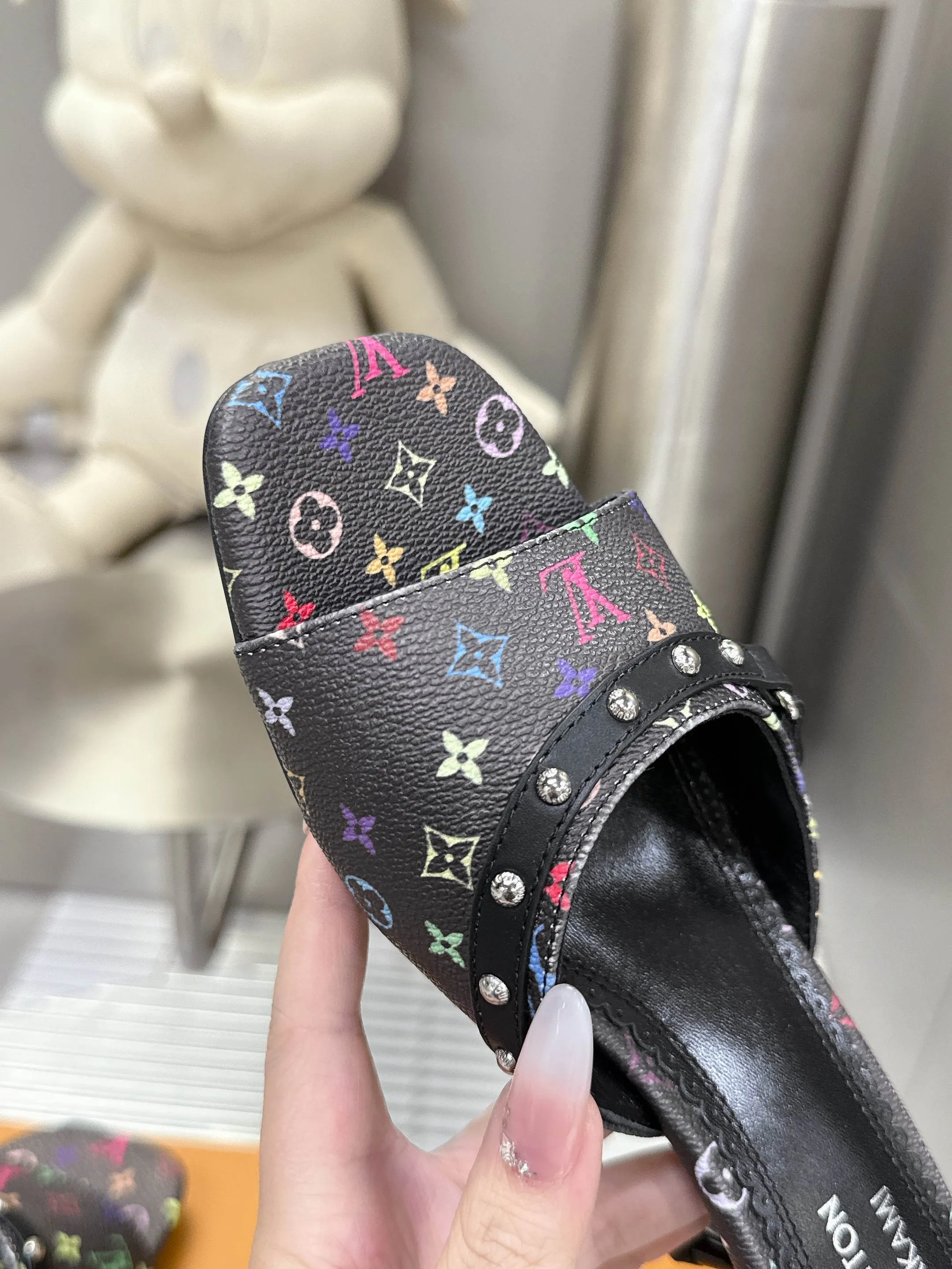 👟👟Ex-factory price 480👟👟 Cat heels 5.5Cmm [Genuine leather outsole] 𝐋𝐨𝐮𝐢𝐬 𝐕𝐮𝐢𝐭𝐭𝐨𝐧 24S spring and summer new denim denim cat heels series Lv presbyopia becomes more and more attractive the more you look at it Adding denim adds a bit more playfulness. It looks great when paired with shorts, short skirts and wide-leg trousers in summer. Kitten heels also have a certain height. A must-have for sisters in summer. Sizes 35-42